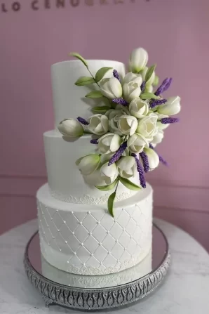 Bolo Modelo Lavanda com Tulipas