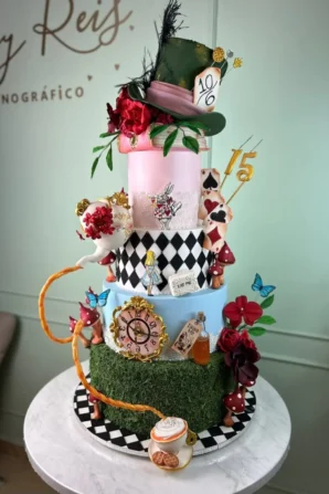 Bolo Alice in Wonderland