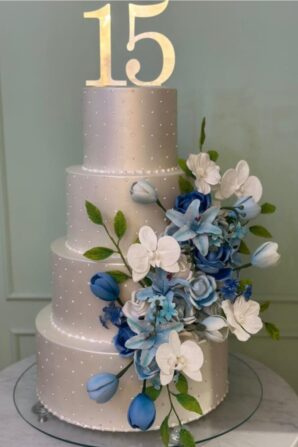 Bolo Poá Cristal e Arranjo Semi Cascata